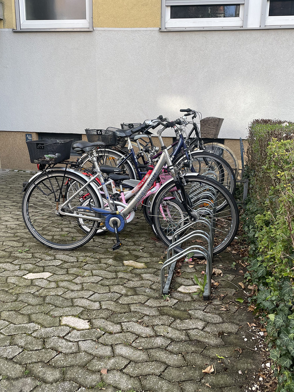 Велопарковка — неотъемлемый атрибут любого многоквартирного дома