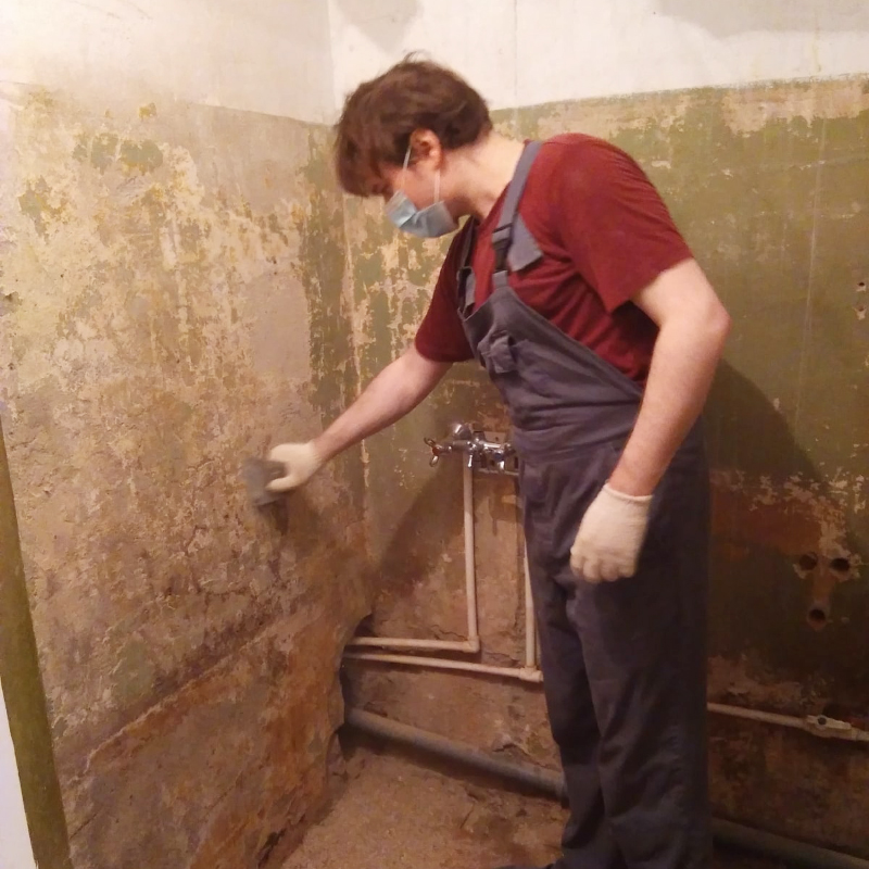 Чтобы в ванной было удобнее работать, Арсений демонтировал и вынес ванну в маленькую комнату, которую мы временно использовали как склад