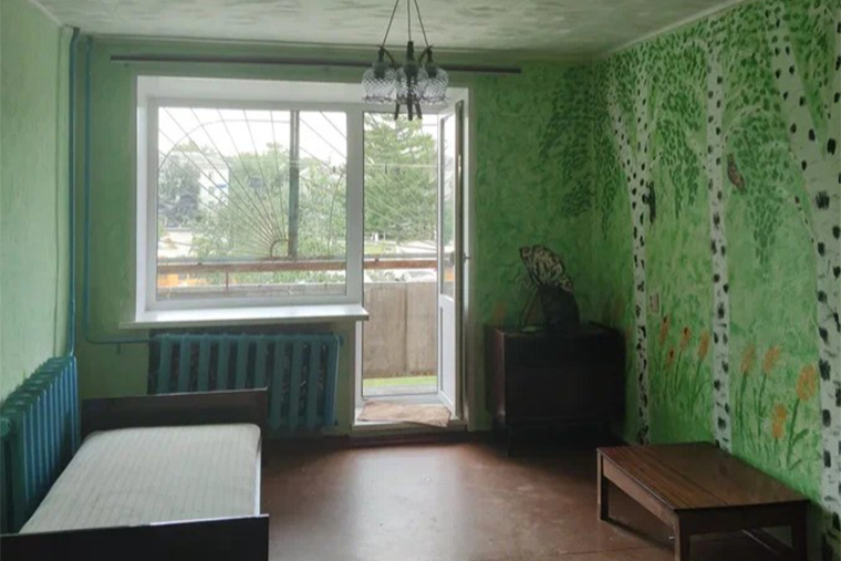 Фото комнаты после установки балконного блока. Больше всего меня бесили деревянные полы, пенопластовые панели на потолке и дурацкая расцветка стен