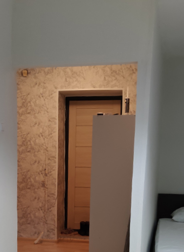 Дверь в комнату решили не ставить, чтобы визуально увеличить пространство