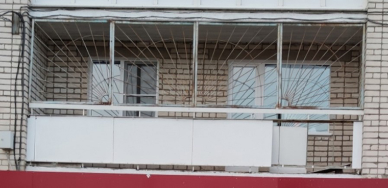 Так выглядел старый балкон с внешней стороны до начала работ
