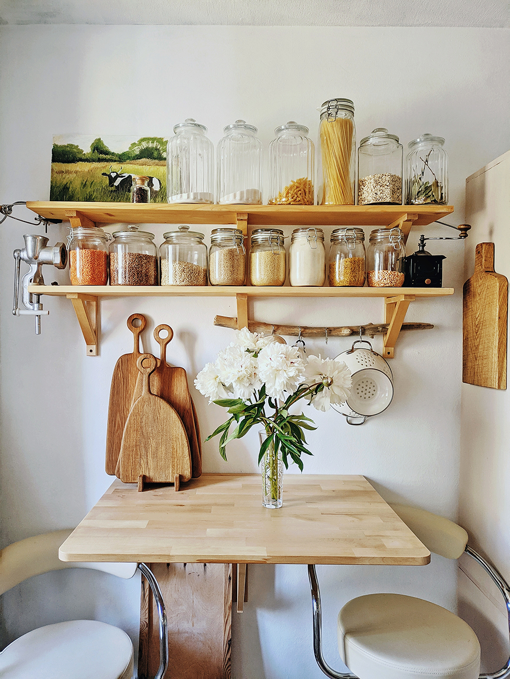 Барный столик на кухне — единственная деревянная мебель на кухне, которую сделали не сами, а купили в «Икее»