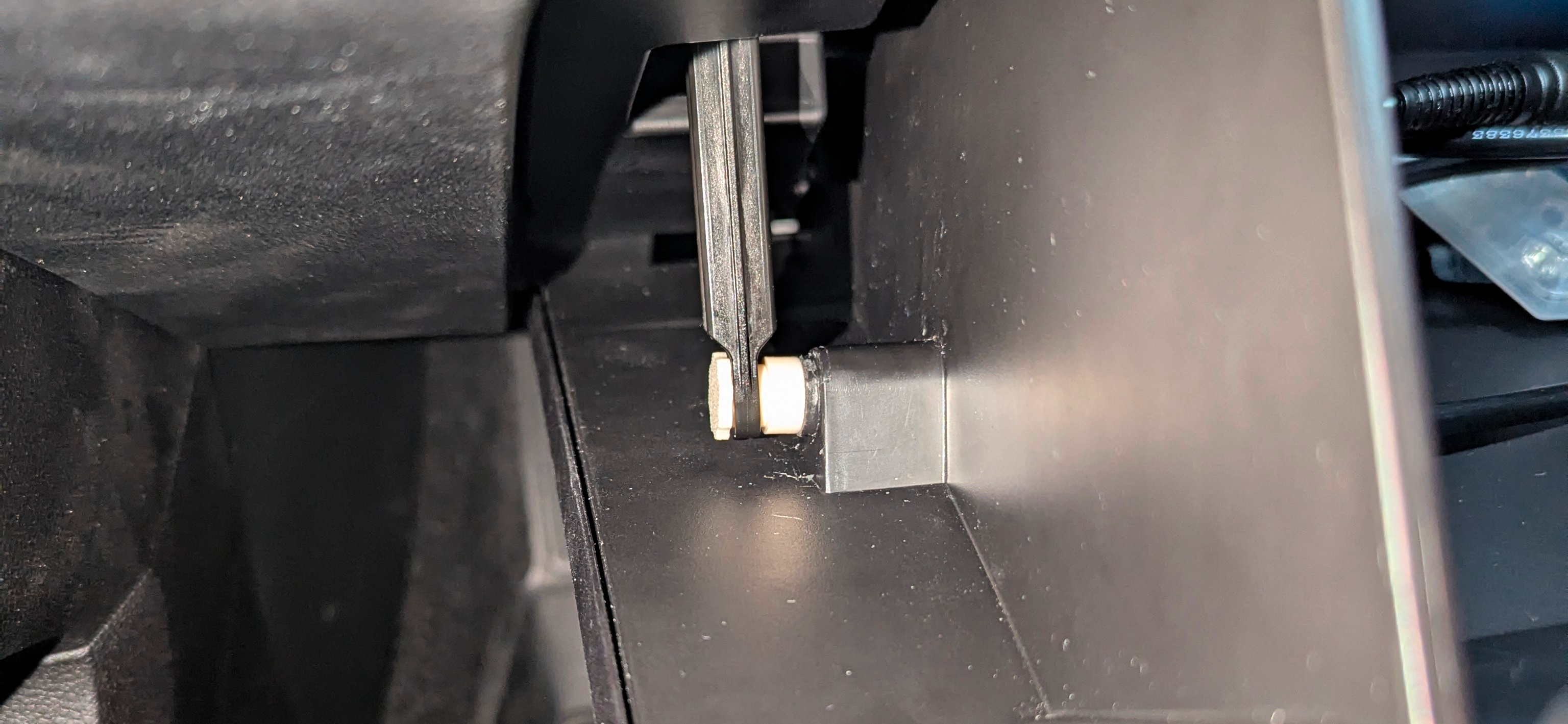 Как я починил клипсу крепления газлифта бардачка Haval F7