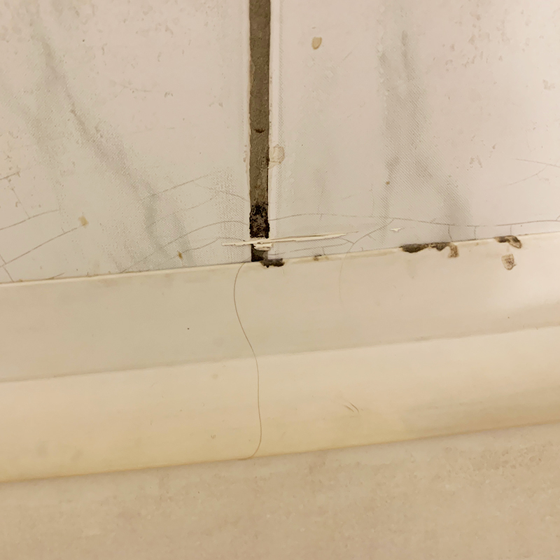 Резиновые уголки на стыках между стеной и ванной были грязные и потрескавшиеся. Мы сняли их и увидели, что они были не нужны: стыки между стеной и ванной были обработаны герметиком и вода бы и так не подтекала
