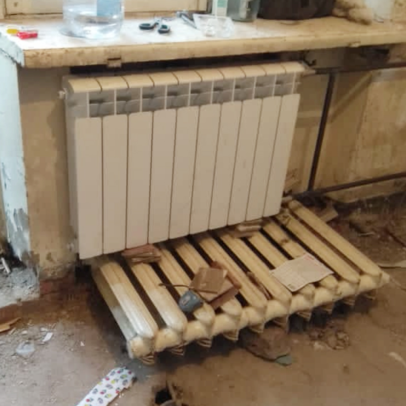 Когда отопление в подвале перекрыли, рабочие смогли заменить старые чугунные радиаторы на биметаллические