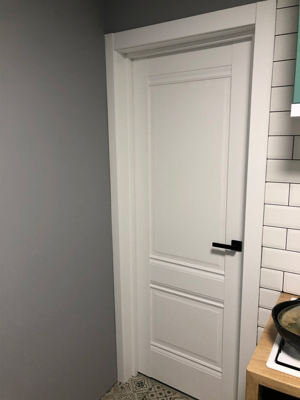 Я взяла белые двери, потому что они сочетаются с любыми стенами, полом и мебелью