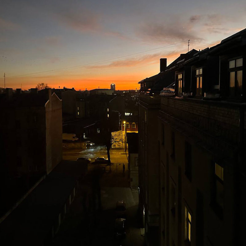 Одна сторона квартиры смотрит на запад, поэтому можно каждый вечер наблюдать красивые закаты
