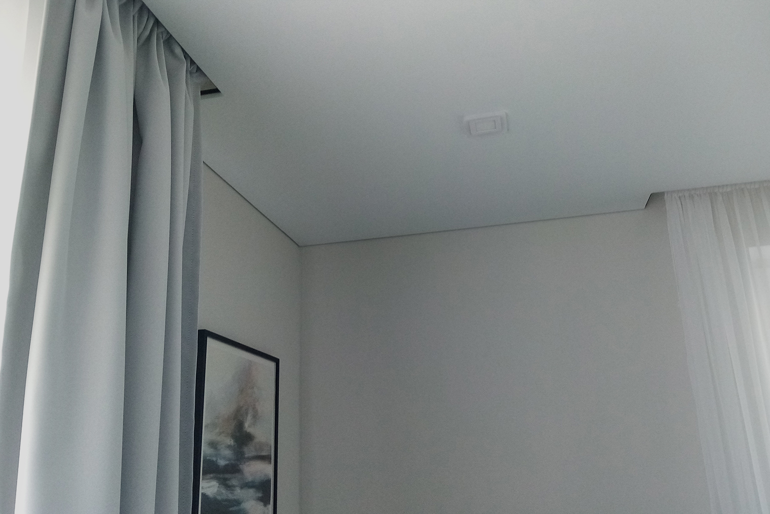 Вот такие у нас потолки: на этом фото спальня, но так сделано по всей квартире. Видно, что потолок не примыкает к стене вплотную