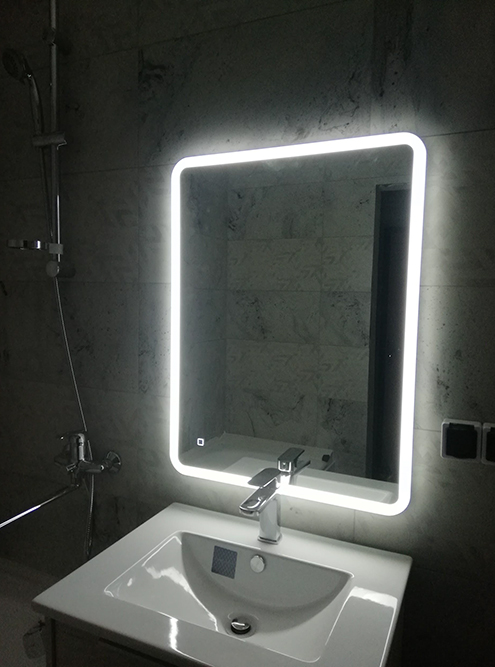 Зеркало — главная достопримечательность моей ванной. Подсветка работает от розетки