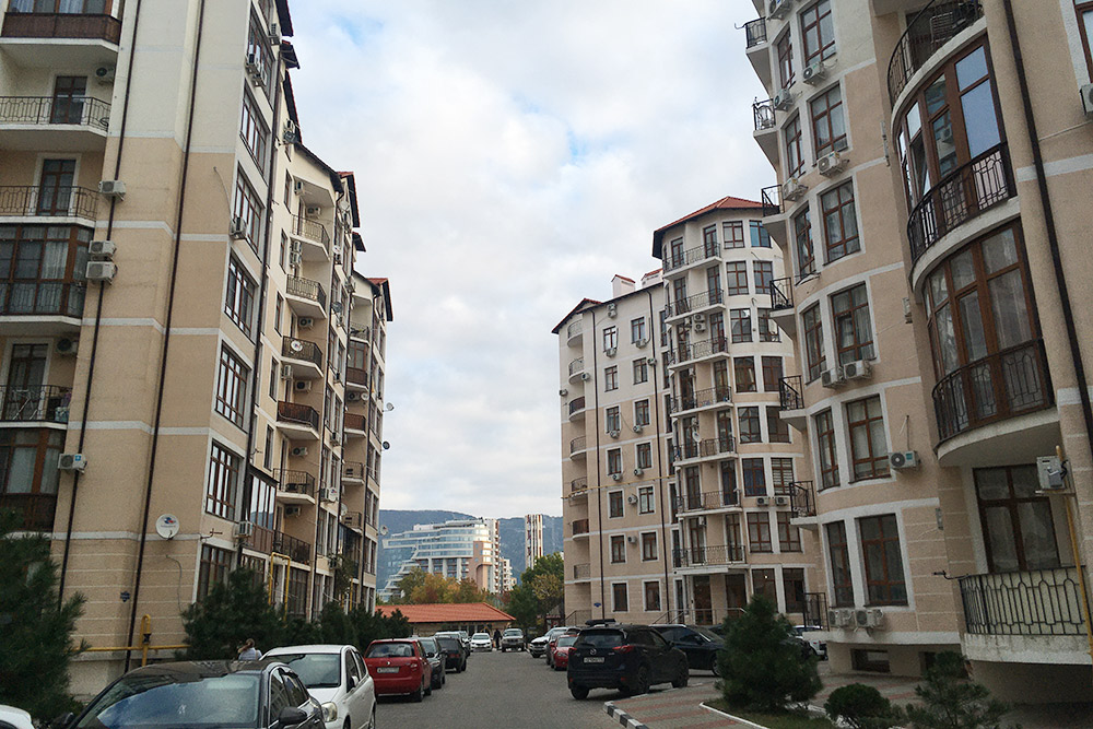 Сейчас живу в новом квартале Геленджика. До моря семь минут ходьбы, а плачу я в три раза меньше, чем за квартиру в Москве