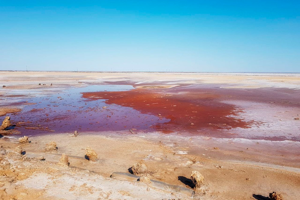 В некоторых местах соль смешивается с красной глиной, и пейзаж выглядит совсем марсианским