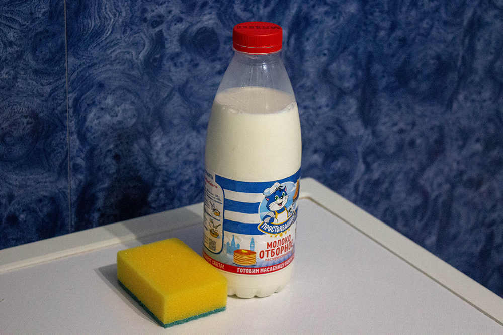 Молоко отлично подходит для очистки вещей белого цвета