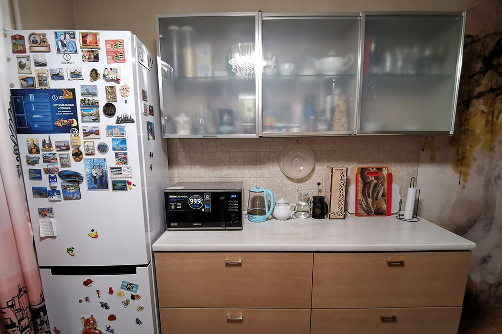 Так выглядит наша кухня. На первое время холодильник мы просто выдвинули вперед, чтобы двери не врезались в гарнитур. По⁠-⁠хорошему, холодильник должен стоять вровень с фасадами