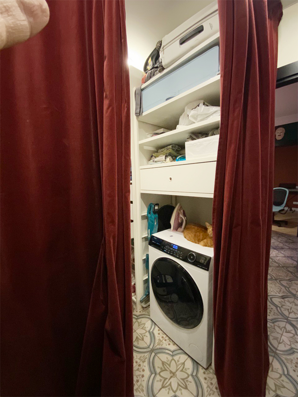 Стирально-сушильная машина — очень удобная вещь в маленькой квартире, избавляет от натянутых веревок с мокрым бельем