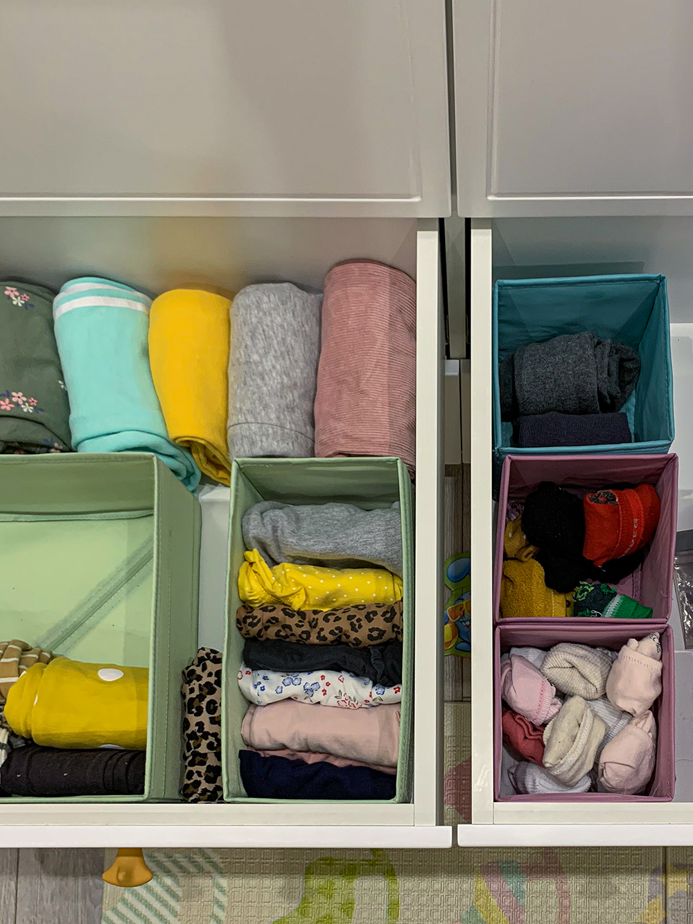 В шкафу вещи висят на такой высоте, чтобы дочка их могла достать. В выдвижных ящиках одежда лежит в органайзерах «Скубб» из «Икеи»