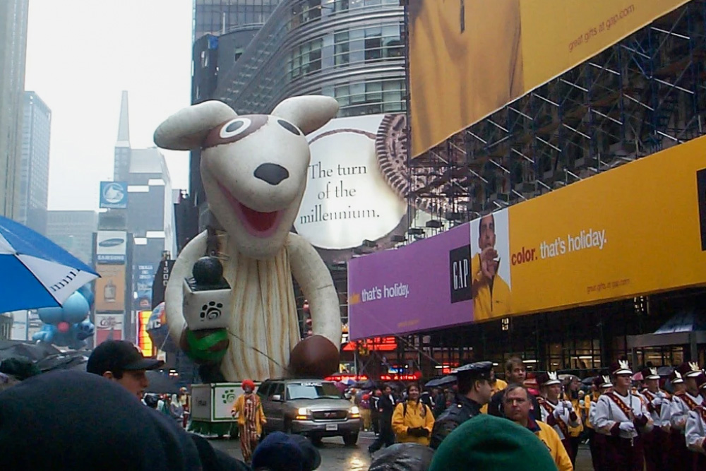 Талисман Pets рекламирует компанию на параде Macy’s в 1999 году. Источник: Fandom