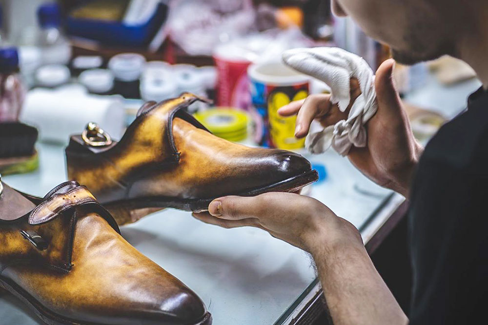 Этот реставрационный прием называется патинаж, когда обувь внешне состаривают