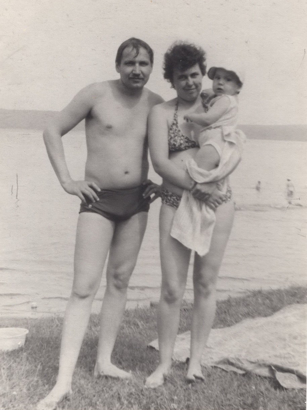 У родителей нет фотографий из поездки 1980 года: тогда засветилась пленка. На этом кадре папа с мамой и моим братом на Воткинском водохранилище в 1985 году