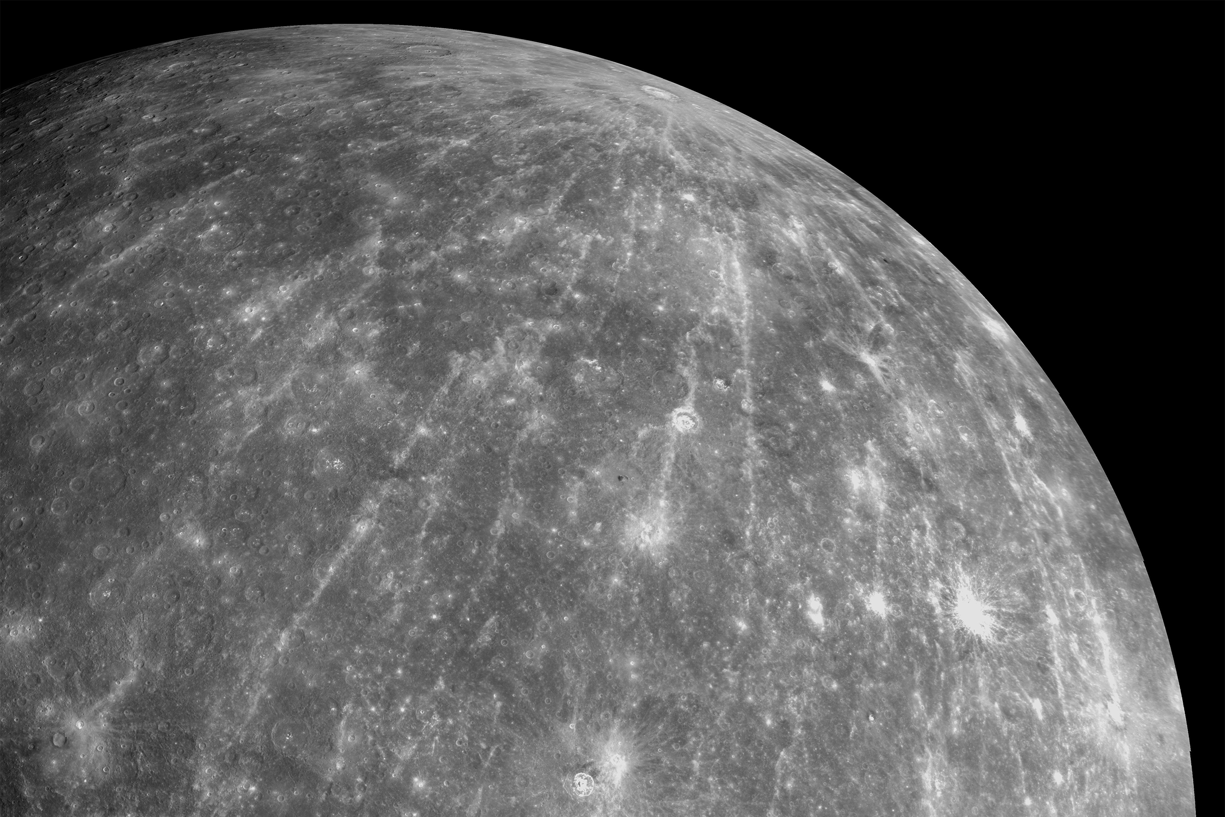 Кратер Хокусай на поверхности Меркурия — необычный. Это лучевой кратер, потому сначала его приняли не за след от удара, а за вулкан. Фото: NASA / Johns Hopkins University Applied Physics Laboratory / Carnegie Institution of Washington