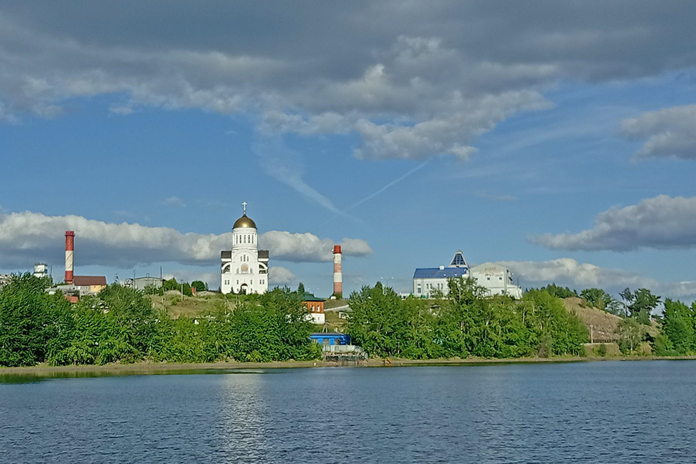 Слева — храм Архистратига Михаила, справа — Демидов-центр