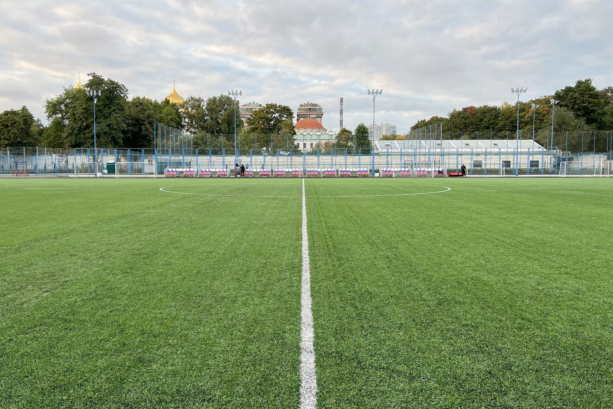 Так выглядит стадион «Скороход» в Московском районе Санкт-Петербурга, на котором тренируются и играют молодежные команды