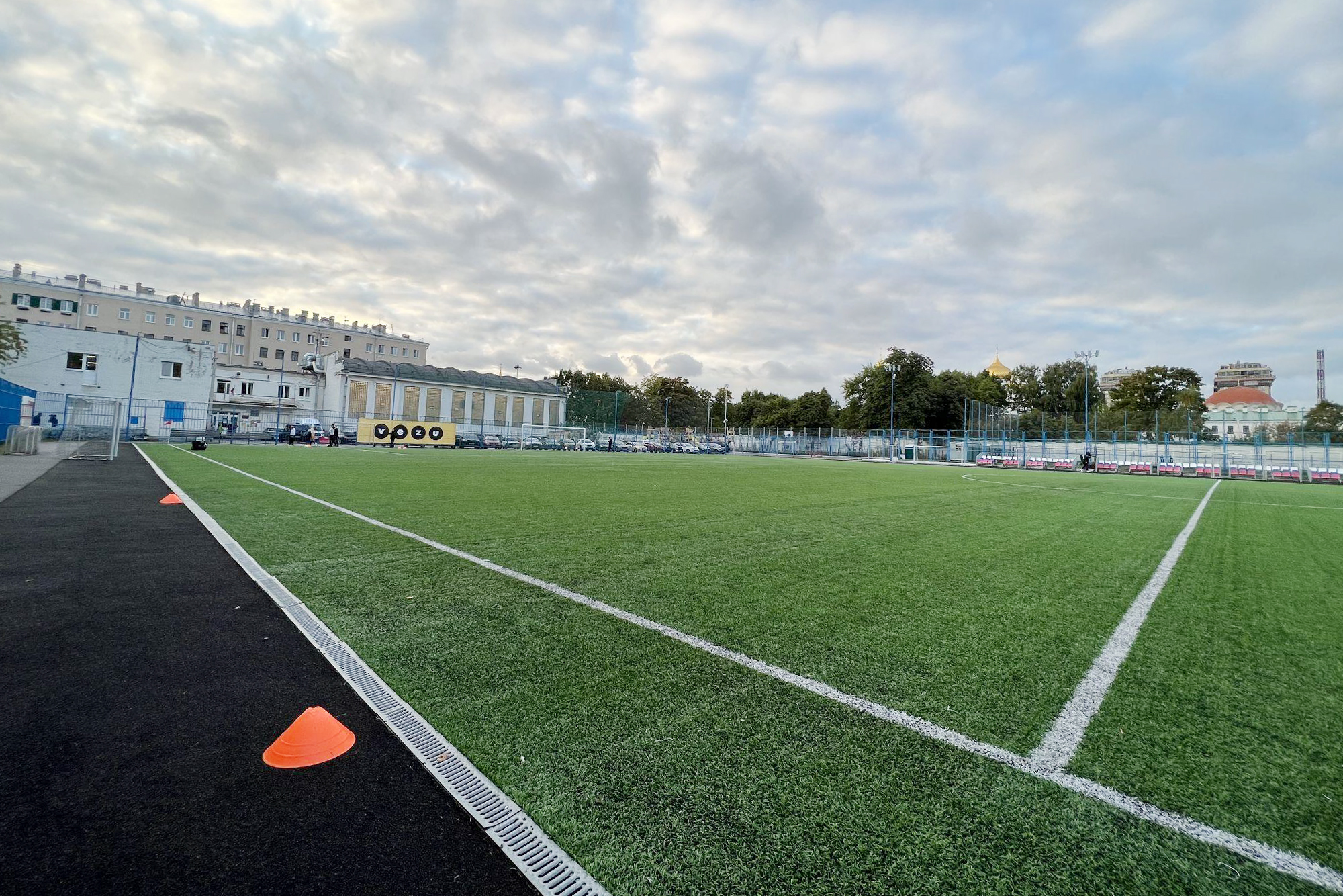 Так выглядит стадион «Скороход» в Московском районе Санкт-Петербурга, на котором тренируются и играют молодежные команды