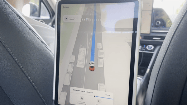 На экране можно видеть не только машины вокруг, но и людей, причем система дает знать, когда уступает дорогу пешеходам