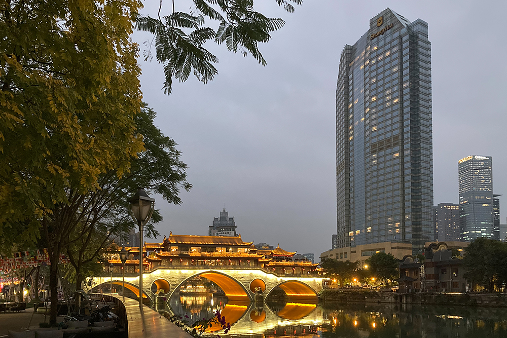 Мост Цзянь Цяо в центре Чэнду — одна из визитных карточек города. Вечером смотрится особенно хорошо