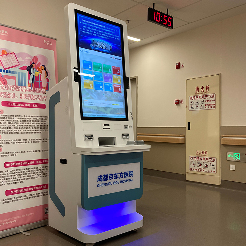 В этом автомате можно записаться на прием и распечатать результаты анализов и исследований, которые добавляют в медкарту