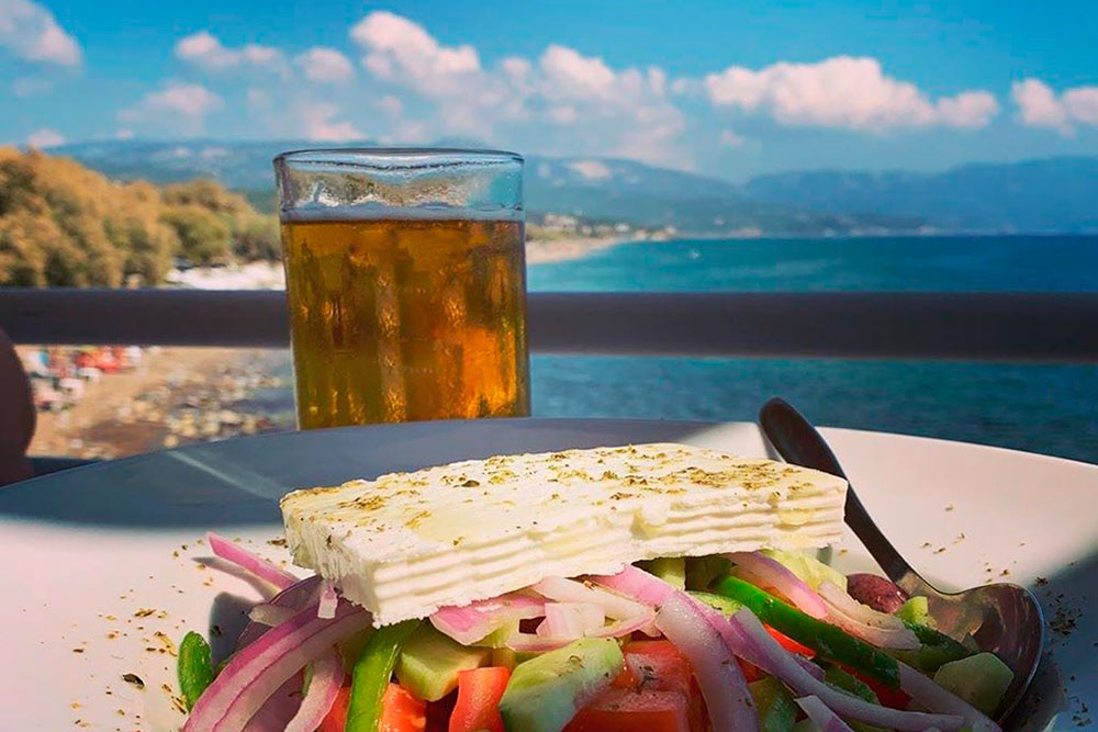 Порция греческого салата обойдется в 6—8 €. Греки не скупятся на оливковое масло и сыр фета, который кладут в тарелку большими ломтями