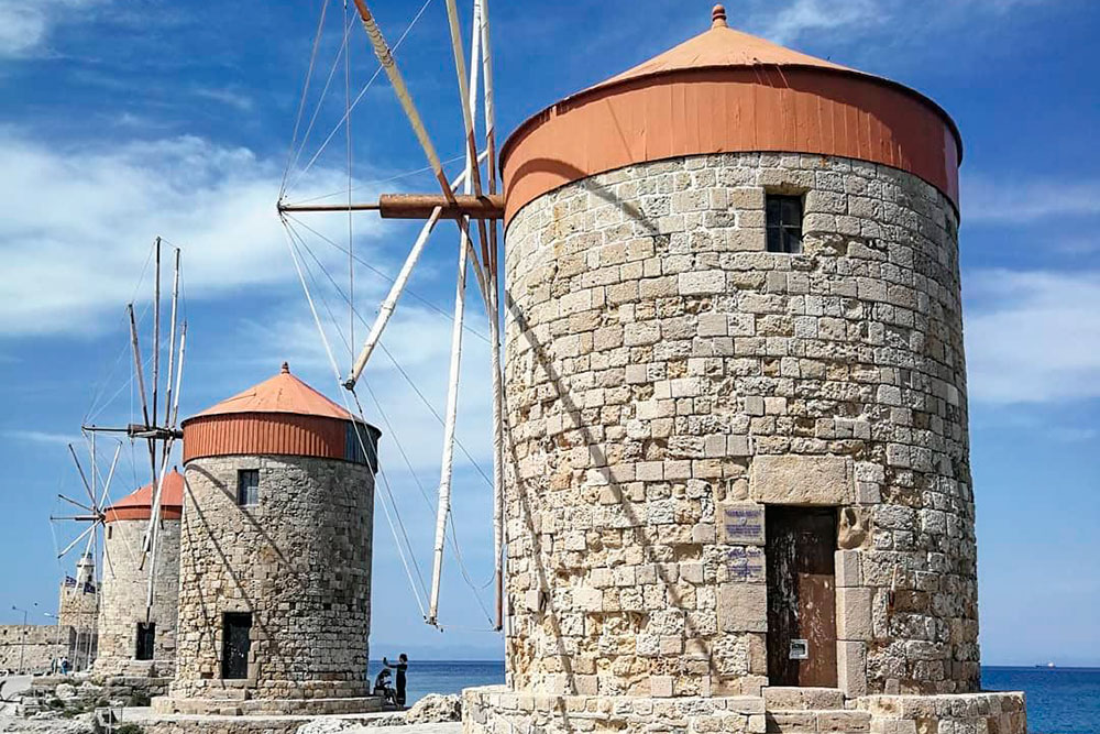 Ветряные мельницы находятся в порту Родоса. В 14 веке они перемалывали зерно с торговых судов. Теперь это офисные помещения. Здесь находится штаб Гидрографической службы греческой армии, музей и туристические агентства