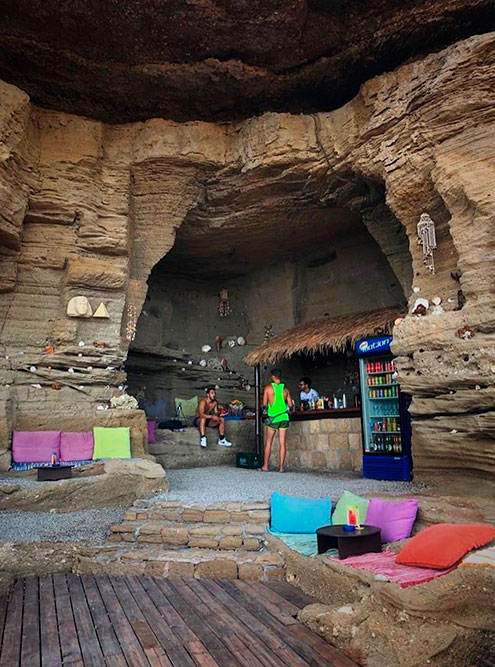 Предприимчивые греки открыли в пещерах бар. Бутылка пива — 4 €