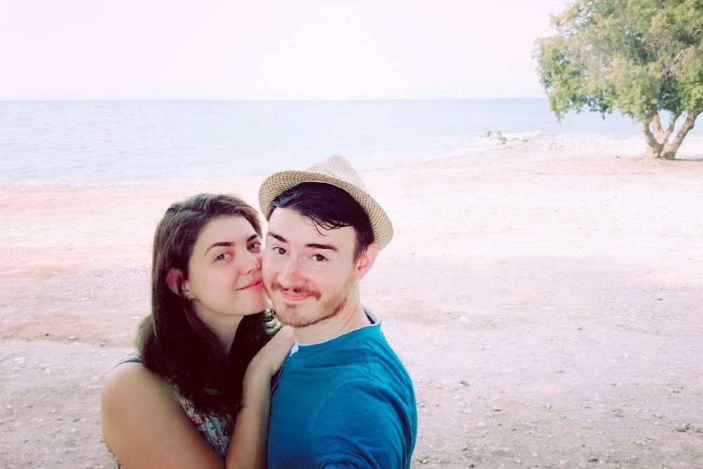 Мы с женой на фоне Эгейского моря