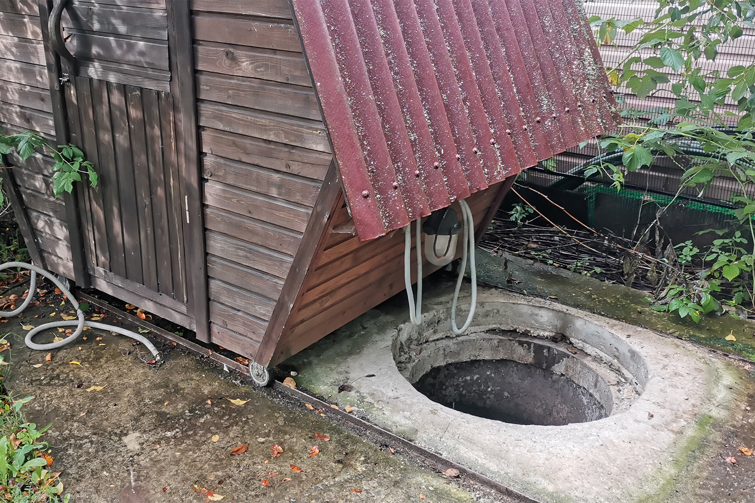 Здесь туалет сдвинут с ямы — теперь ее можно откачивать