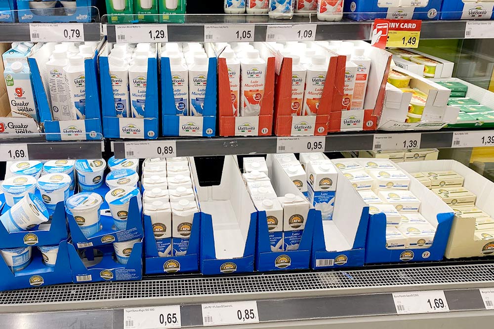 Молочные продукты в супермаркете