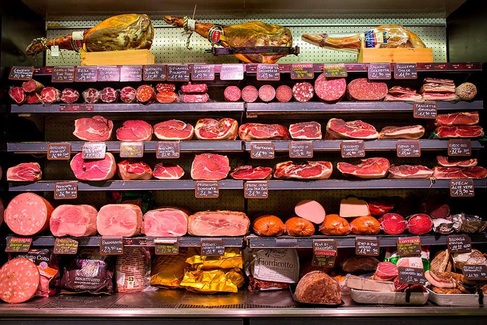 Ассортимент мяса и колбас. Источник: Mazur Travel / Shutterstock
