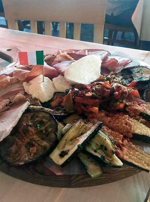 Это тоже антипасти из разных видов мяса и сыров, а еще овощей на гриле. В ресторане на озере Альбано это блюдо обошлось в 8 € (1581 ₽)