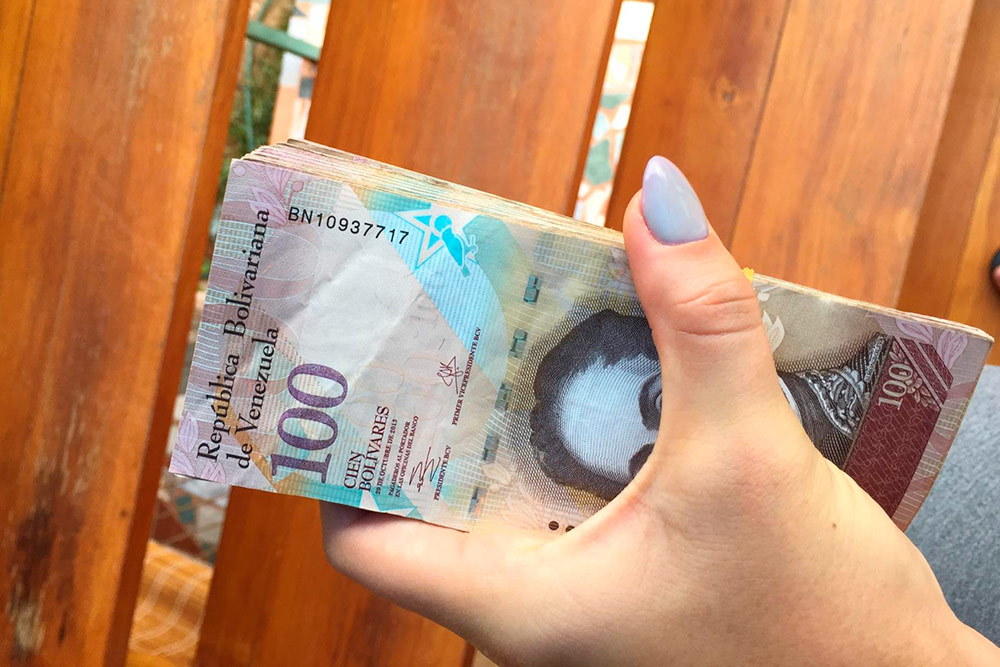 Венесуэльский боливар. На фото я держу в руке среднюю зарплату венесуэльца — эквивалент 10 $