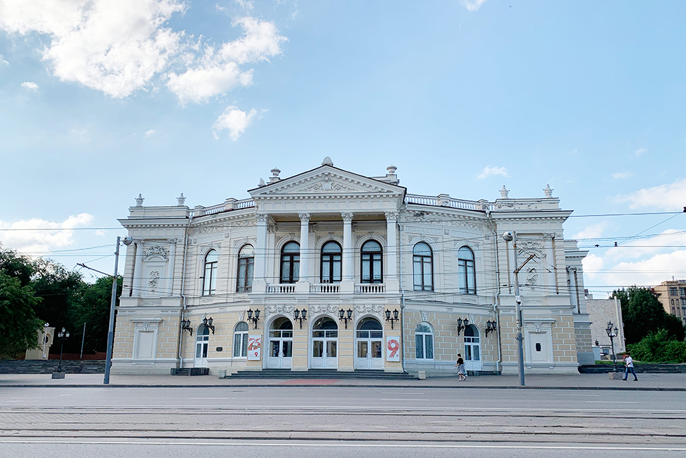 В архитектуре театра сочетаются барокко, ренессанс и классицизм. Такая эклектика характерна для исторических зданий Ростова-на-Дону
