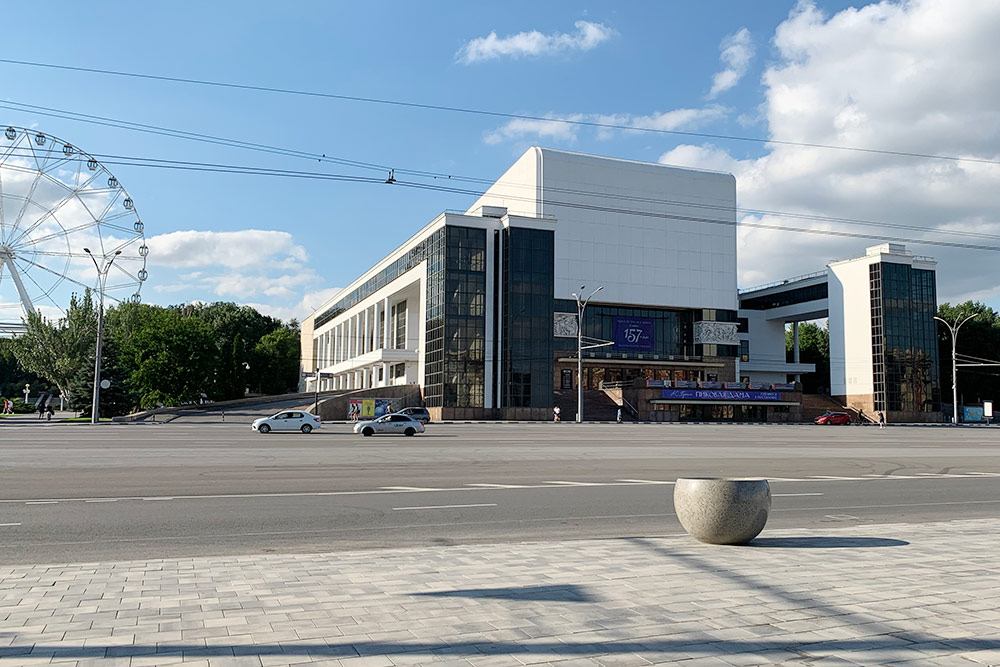 В годы Великой Отечественной войны здание театра сильно пострадало, восстановили его уже в 1960⁠-⁠е