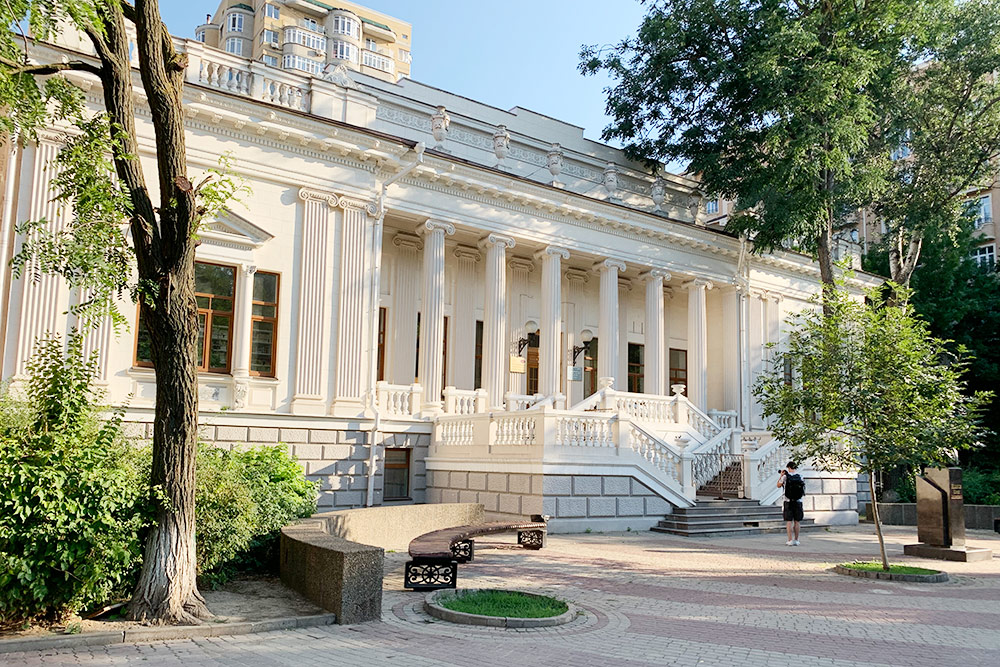 Неподалеку в особняке книгоиздателя Николая Парамонова находится университетская библиотека