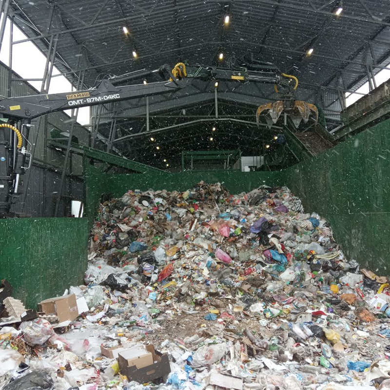 С 2021 года вторсырье едет на отладку новой мусоросортировочной станции под Тулой. На эту площадку выгружают отходы, а ковш передает их на сортировочную линию, где люди отбирают сырье, пригодное для переработки
