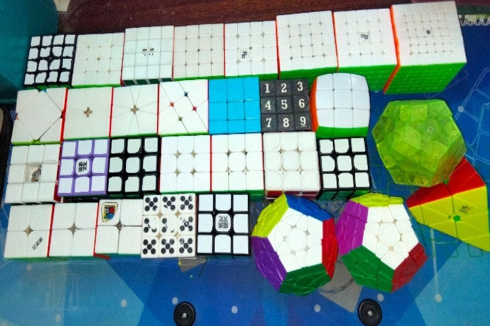 Так выглядит коллекция кубиков Михаила Токарева. Он занимается спидкубингом четыре года, потратил на кубики около 10 000 ₽, на аксессуары — 2000 ₽, на соревнования — еще около 4000 ₽