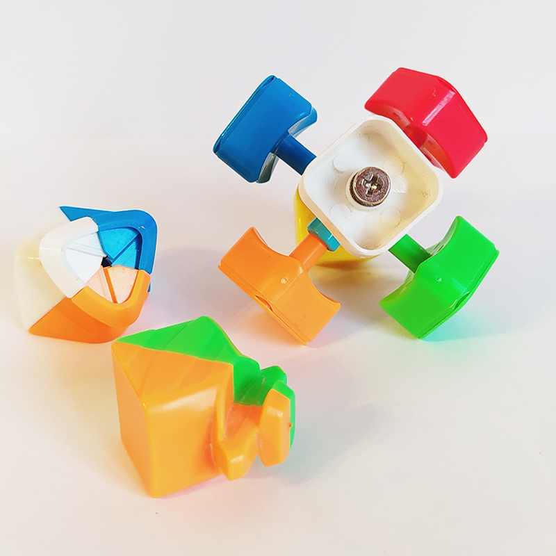 Детали кубика Рубика и винт с пружиной в центральном элементе: он закрыт пластиковой заглушкой в цвет детали