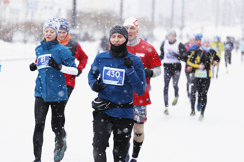 Один из моих любимых забегов — Рождественский полумарафон в Омске: мне нравится тренироваться и соревноваться зимой. Этот старт очень привлекает европейцев: для них это особое приключение — бежать в морозной Сибири. Самая низкая температура, которая была на этом забеге, −39 °С, а самая высокая −4 °С