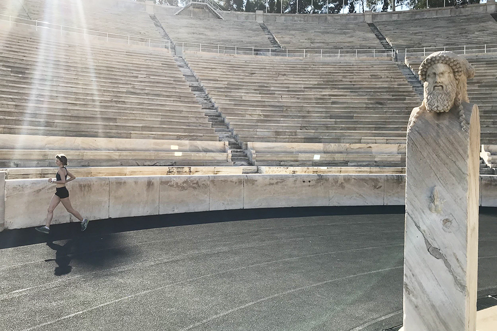 Готовилась к горному забегу на стадионе «Панатинаикос» в Афинах. Здесь прошли первые летние Олимпийские игры и был финиш первого олимпийского марафона. Сейчас любой может потренироваться на стадионе утром, билет стоит 5 €, а после можно послушать аудиоэкскурсию об истории стадиона и первых Игр