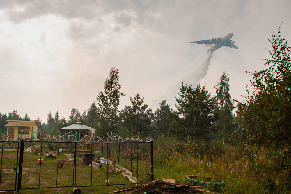 Самолет МЧС на тушении торфяного пожара в Подмосковье в 2011 году. Фото: Игорь Подгорный