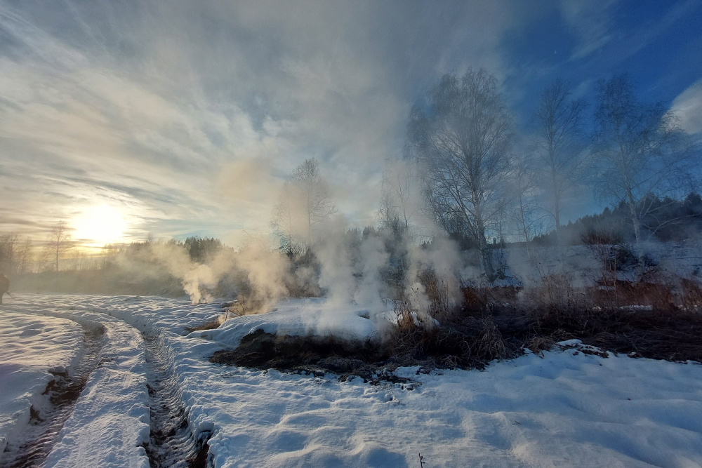 Торфяные пожары в Свердловской области, которые остались после осенних пожаров 2021 года и дымились несмотря на мороз и снег. Тушили их зимой, перемешивая торф со снегом, и весной, когда снег растаял. Фото: Софья Косачёва