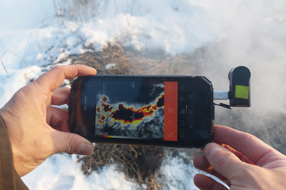 Мы фиксировали пожар и измеряли его температуру с помощью мобильного тепловизора. Фото: Софья Косачёва