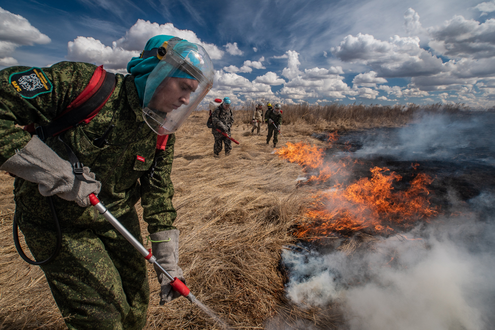 Тушение травяного пожара в Амурской области в 2019 году. Фото: Юлия Петренко